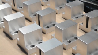 mit Korund gestrahlt